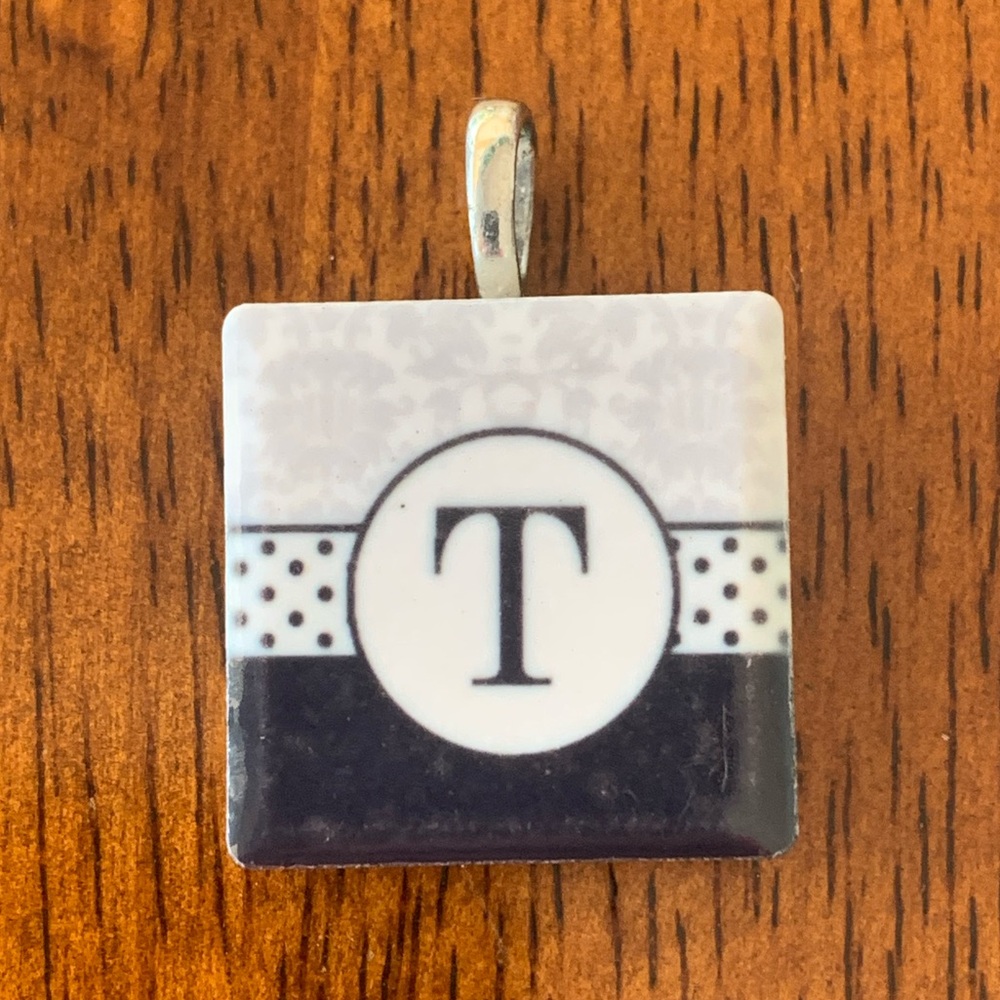 ✨5/$25✨Initial T necklace tile